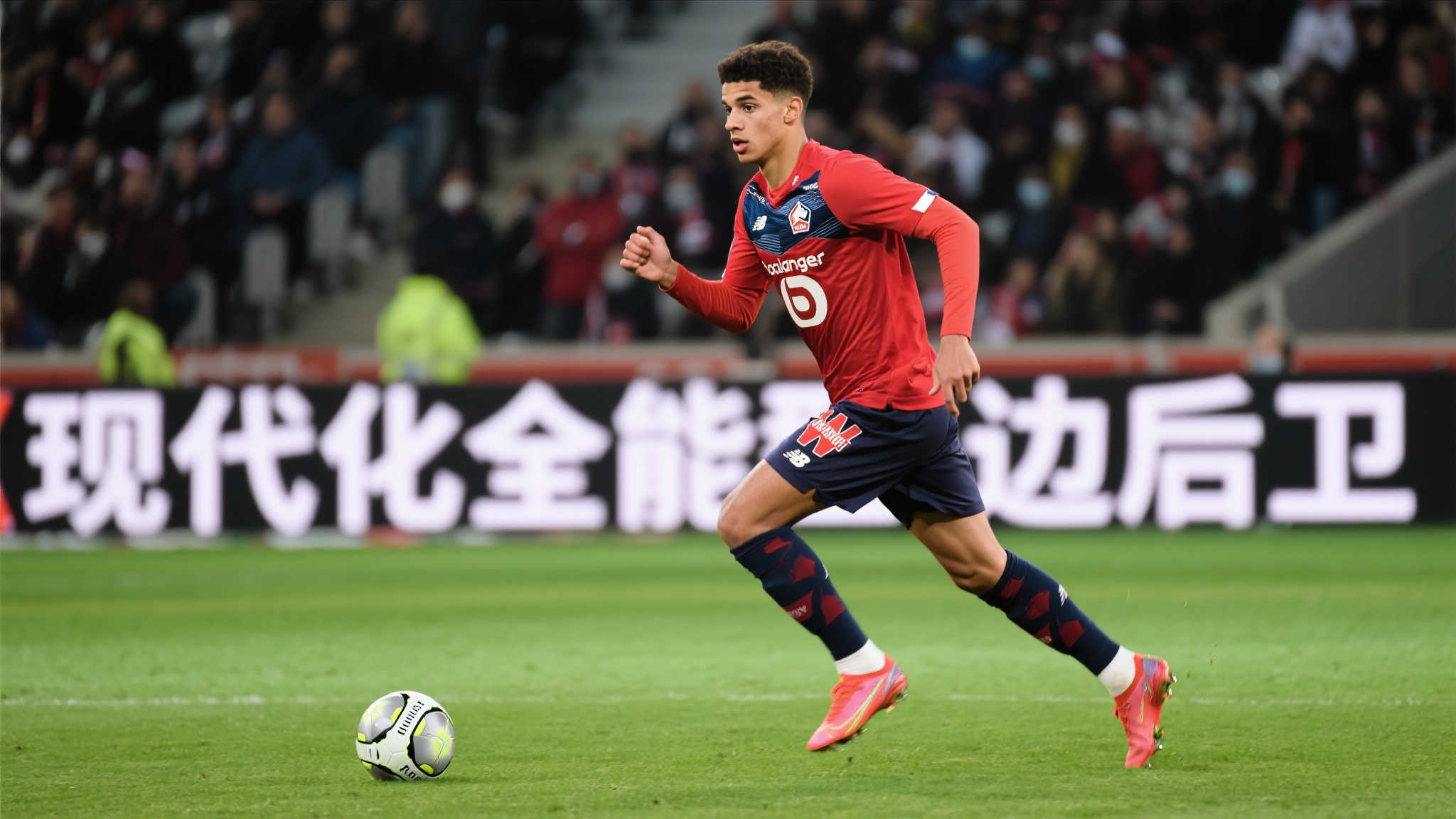 意媒曝米兰追逐葡萄牙边卫桑托斯,里尔标价1500万欧 现年22岁的葡萄牙边后卫阿莱士·桑托斯,目前效力于